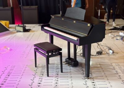 Fortepian cyfrowy Yamaha GT1 z wypożyczalni na scenie w Sopocie