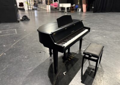 Fortepian cyfrowy Yamaha GT1 z wypożyczalni na scenie Teatru Muzycznego w Gdyni